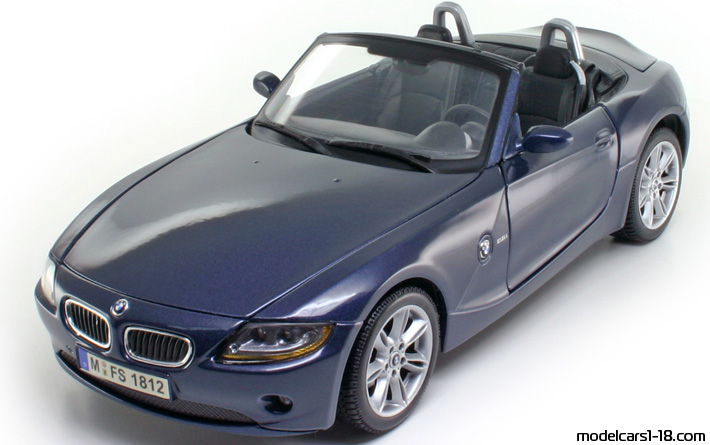 2002 - BMW Z4 (E85) Maisto 1/18 (Син) Предна лява страна