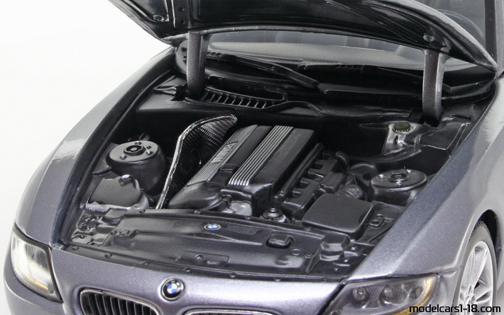 2002 - BMW Z4 (E85) Maisto 1/18 (Сив) Двигател
