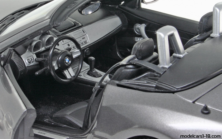2002 - BMW Z4 (E85) Ricko 1/18 (Сив) Интериор арматурно табло