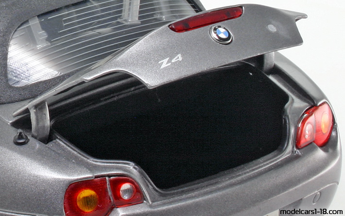 2002 - BMW Z4 (E85) Ricko 1/18 (Сив) Багажник / Отварящи се фарове