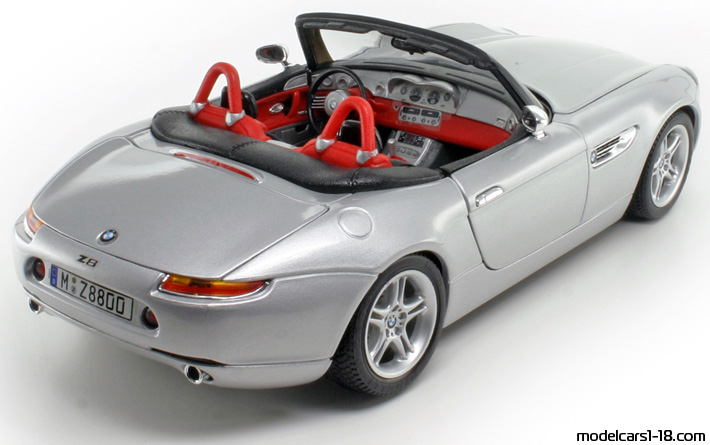 2000 - BMW Z8 (E52) Bburago 1/18 (Сребрист) Задна дясна страна