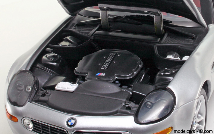 2000 - BMW Z8 (E52) Kyosho 1/18 (Сребрист) Двигател
