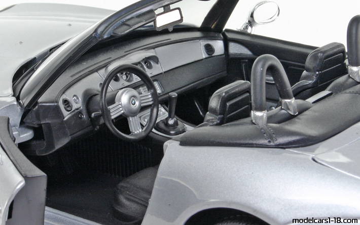 2000 - BMW Z8 (E52) Welly 1/18 (Сребрист) Интериор арматурно табло