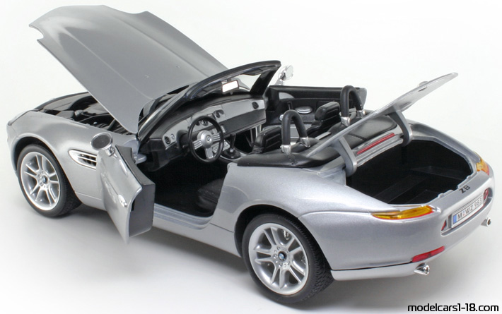 2000 - BMW Z8 (E52) Welly 1/18 (Сребрист) Отваряеми части