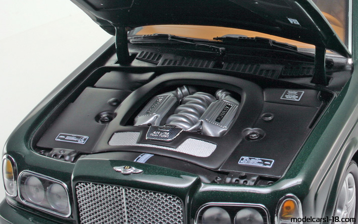 2002 - Bentley Arnage T Minichamps 1/18 (Зелен) Двигател