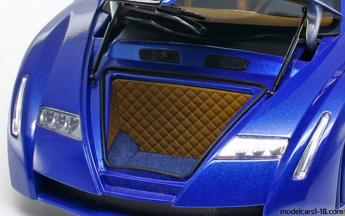 1999 - Bugatti Chiron Concept AutoArt 1/18 (Син) Багажник / Отварящи се фарове