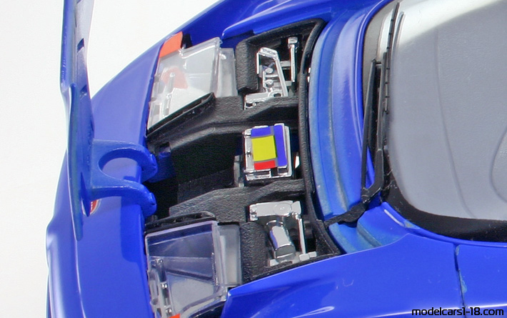 1991 - Bugatti EB 110 Bburago 1/18 (Син) Багажник / Отварящи се фарове