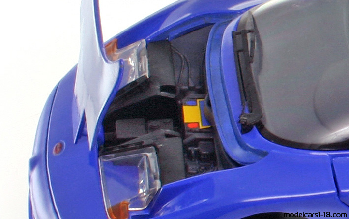 1991 - Bugatti EB 110 Maisto 1/18 (Син) Багажник / Отварящи се фарове