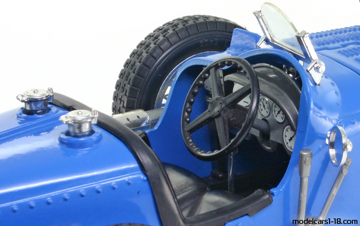 1934 - Bugatti Type 59 Bburago 1/18 (Син) Интериор арматурно табло