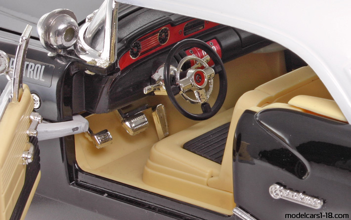 1955 - Buick Century Highway Patrol Mira 1/18 (Черен / Бял) Интериор арматурно табло