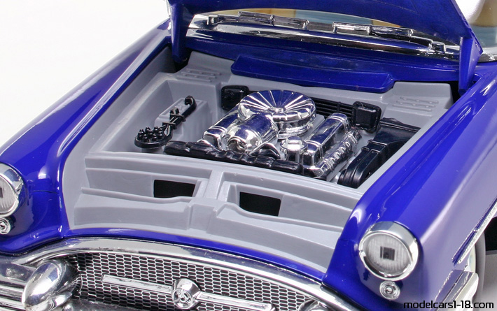 1955 - Buick Century Mira 1/18 (Син) Двигател