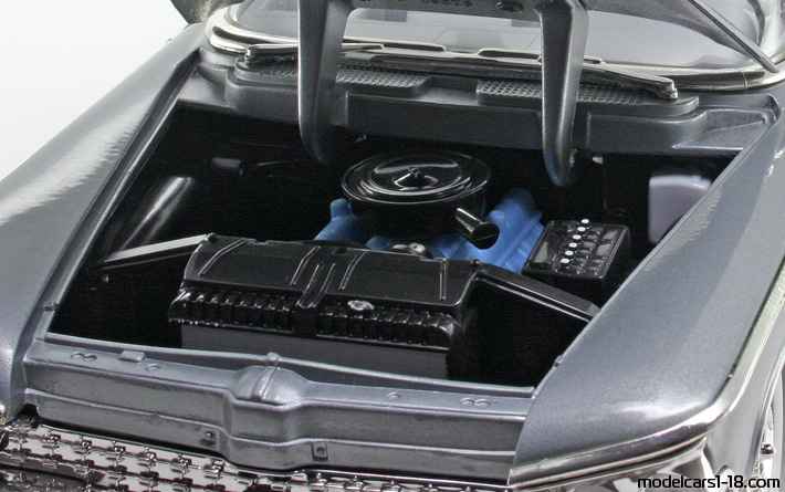 1959 - Buick Electra 225 Road Signature 1/18 (Сребрист) Двигател