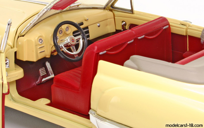 1949 - Buick Roadmaster Motor Max 1/18 (Жълт) Интериор арматурно табло