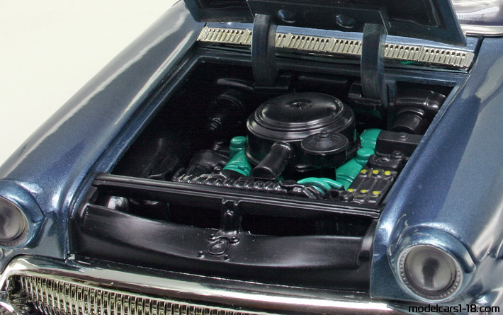 1957 - Buick Roadmaster Motor Max 1/18 (Син / Бял) Двигател