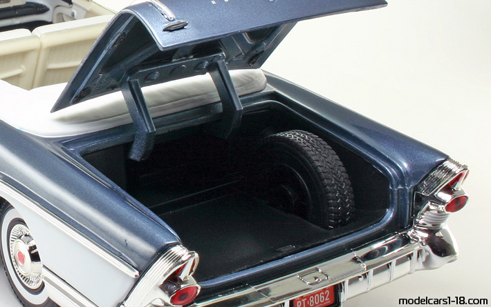 1957 - Buick Roadmaster Motor Max 1/18 (Син / Бял) Багажник / Отварящи се фарове