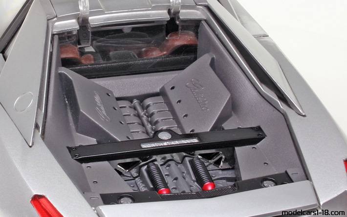 2002 - Cadillac Cien Concept Hot Wheels 1/18 (Сребрист) Двигател