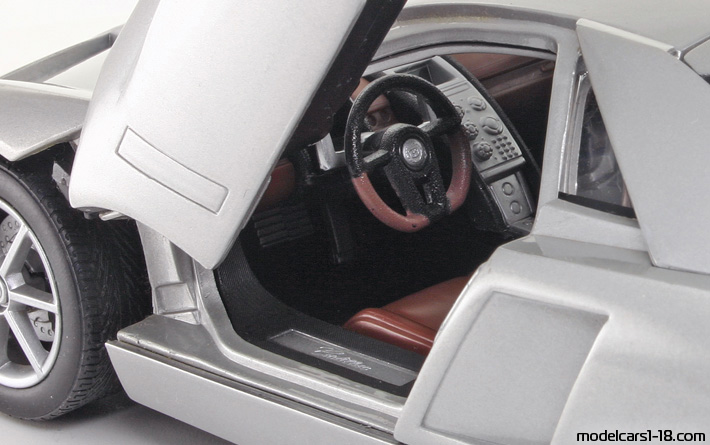 2002 - Cadillac Cien Concept Hot Wheels 1/18 (Сребрист) Интериор арматурно табло