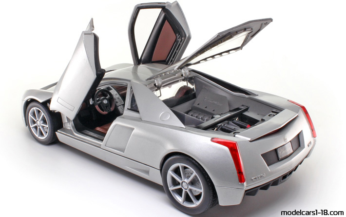 2002 - Cadillac Cien Concept Hot Wheels 1/18 (Сребрист) Отваряеми части