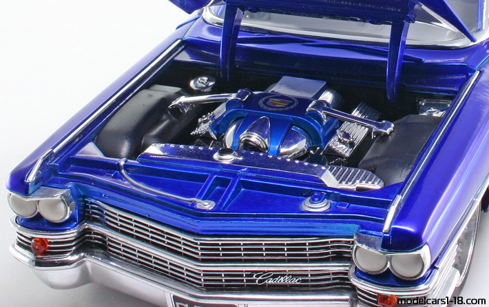 1963 - Cadillac Coupe DeVille Jada Toys 1/18 (Син / Сребрист) Двигател
