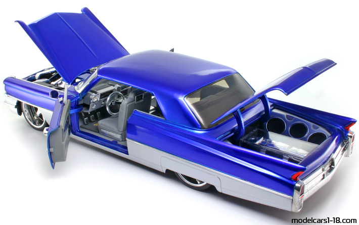 1963 - Cadillac Coupe DeVille Jada Toys 1/18 (Син / Сребрист) Отваряеми части