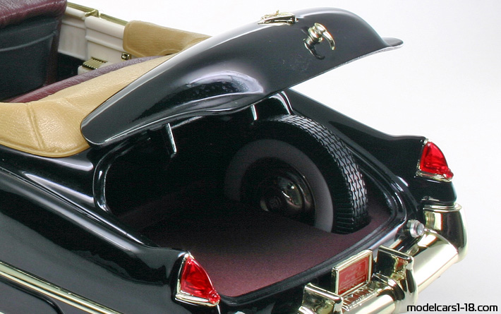 1949 - Cadillac Coupe de Ville (62) Road Legends 1/18 (Черен) Багажник / Отварящи се фарове