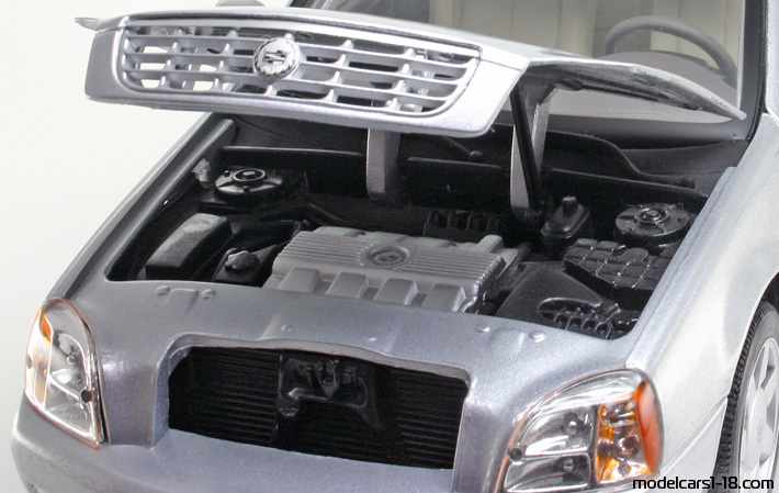 2000 - Cadillac DeVille Maisto 1/18 (Сребрист) Двигател