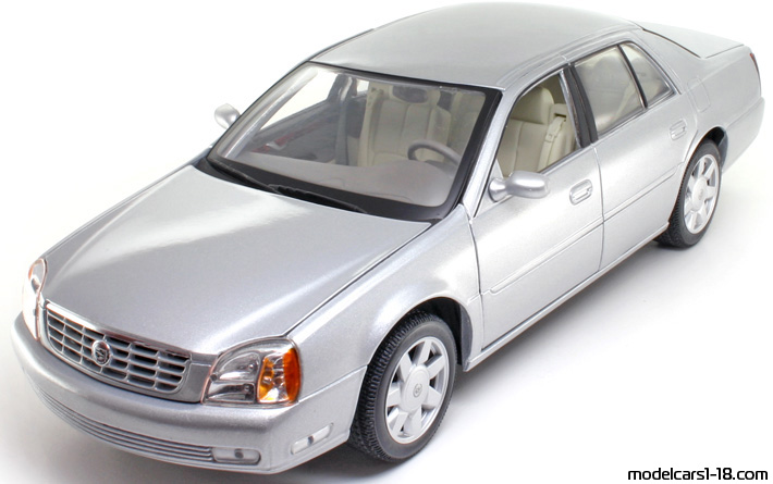 2000 - Cadillac DeVille Maisto 1/18 (Сребрист) Предна лява страна