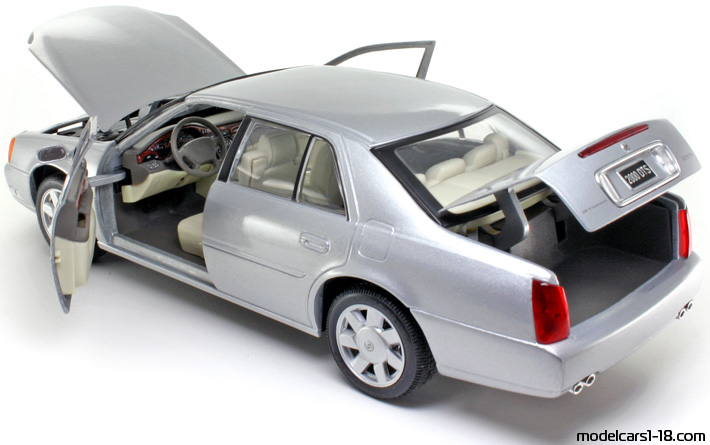 2000 - Cadillac DeVille Maisto 1/18 (Сребрист) Отваряеми части