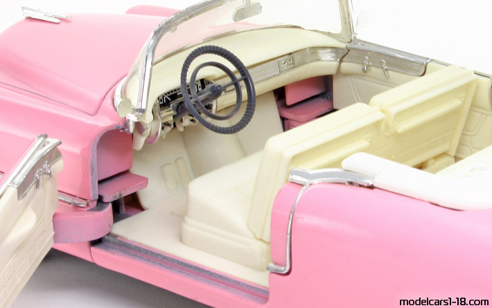 1955 - Cadillac Eldorado (62) Solido 1/21 (Розов) Интериор арматурно табло