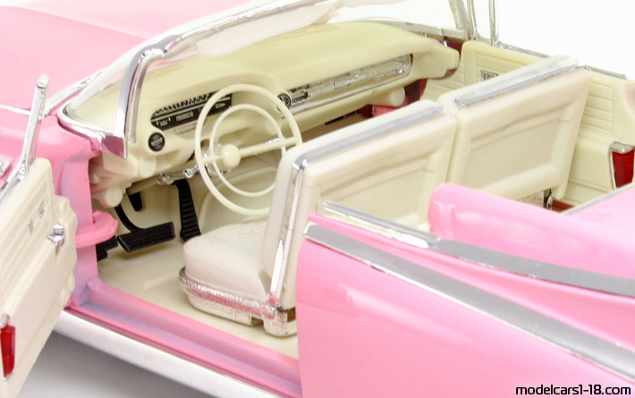 1959 - Cadillac Eldorado Biarritz (62) Maisto 1/18 (Розов) Интериор арматурно табло