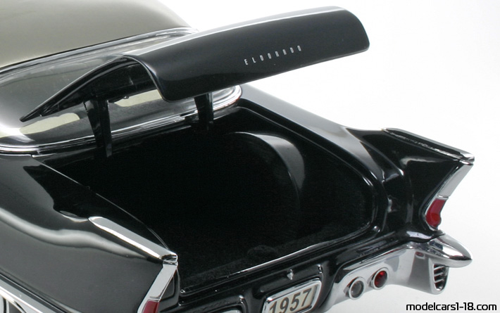 1958 - Cadillac Eldorado Brougham (62) Sun Star 1/18 (Червен / Сив) Багажник / Отварящи се фарове
