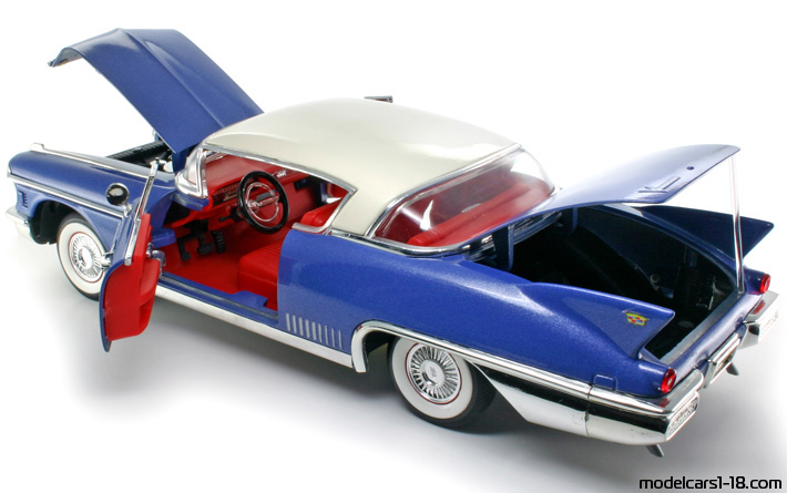 1958 - Cadillac Eldorado Seville (62) Road Signature 1/18 (Син / Бял) Отваряеми части