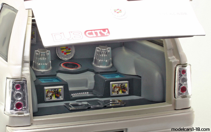 2001 - Cadillac Escalade Jada Toys 1/18 (Бял) Багажник / Отварящи се фарове