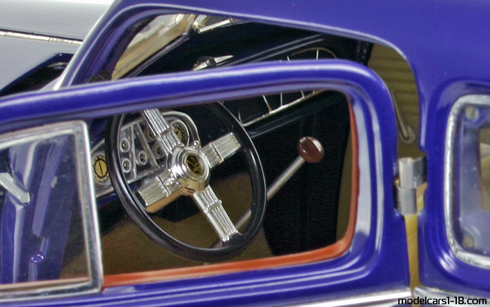 1934 - Cadillac V-16 Aero-Dynamic Coupe (90) Ricko 1/18 (Син) Интериор арматурно табло
