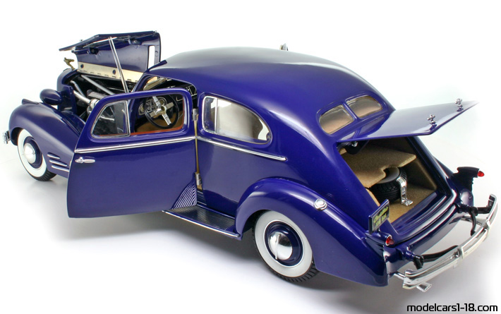 1934 - Cadillac V-16 Aero-Dynamic Coupe (90) Ricko 1/18 (Син) Отваряеми части