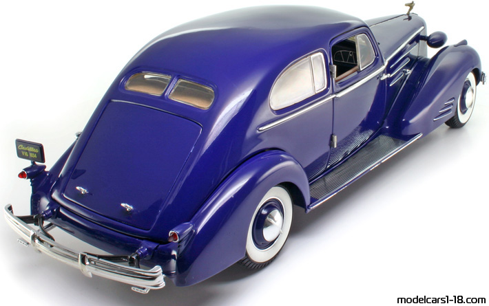 1934 - Cadillac V-16 Aero-Dynamic Coupe (90) Ricko 1/18 (Син) Задна дясна страна