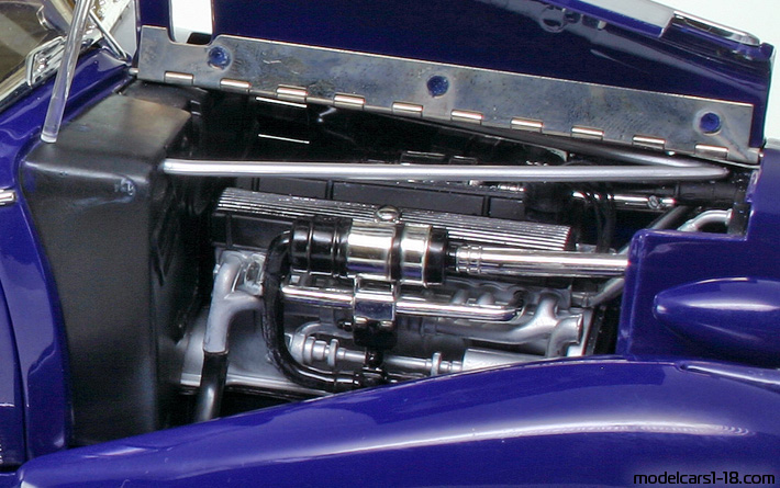 1934 - Cadillac V-16 Aero-Dynamic Coupe (90) Ricko 1/18 (Син) Багажник / Отварящи се фарове