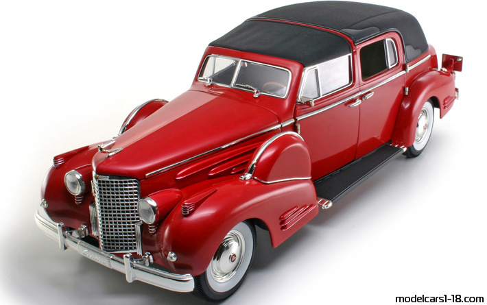 1938 - Cadillac V-16 Fleetwood (90) Signature Models 1/18 (Red) Предна лява страна