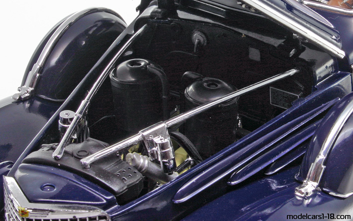 1938 - Cadillac V-16 Fleetwood (90) Signature Models 1/18 (Син) Двигател