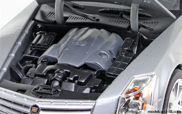 2003 - Cadillac XLR Hot Wheels 1/18 (Сребрист) Двигател