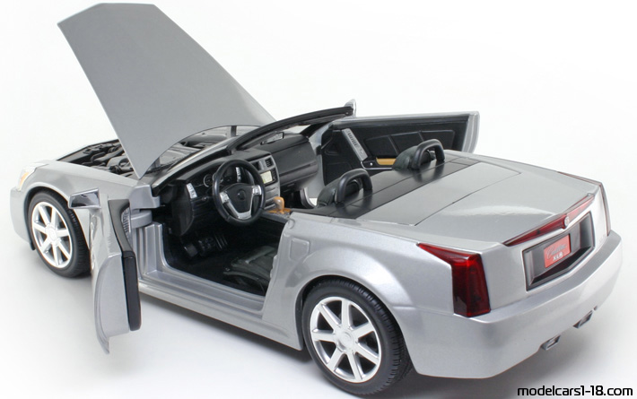 2003 - Cadillac XLR Hot Wheels 1/18 (Сребрист) Отваряеми части