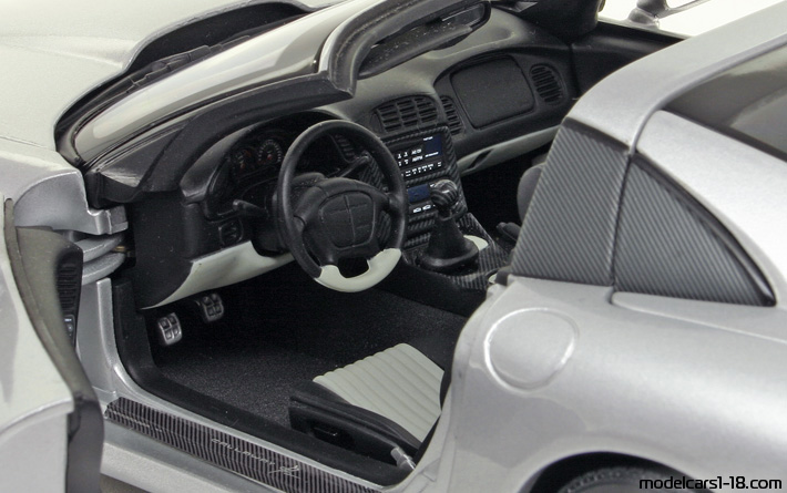 1999 - Callaway C12 AutoArt 1/18 (Сребрист) Интериор арматурно табло