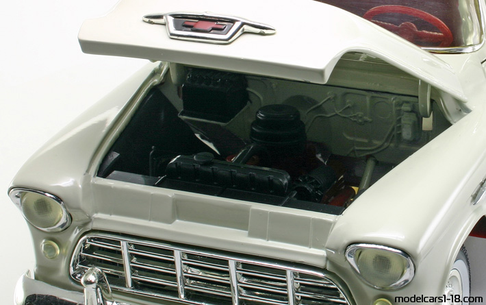 1955 - Chevrolet 3100 Pick Up ERTL 1/18 (Бял) Двигател