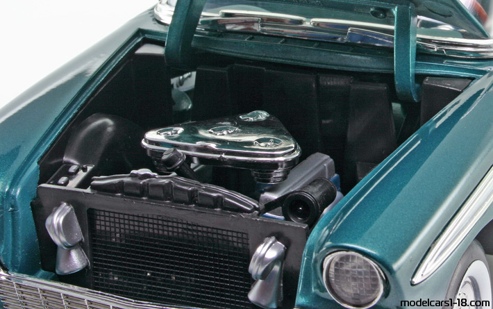 1956 - Chevrolet Bel Air Road Signature 1/18 (Зелен / Бял) Двигател