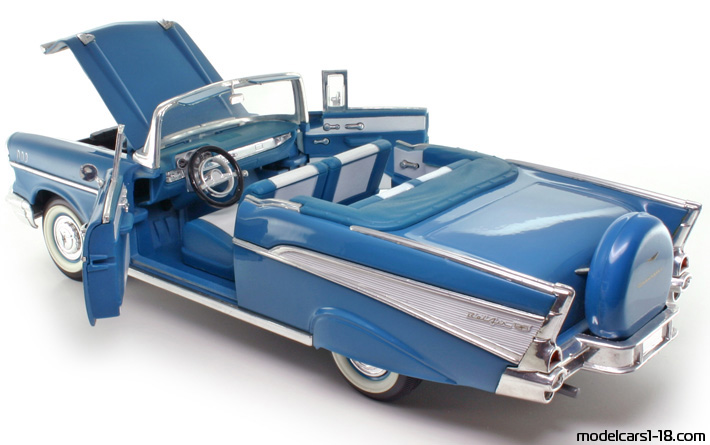 1957 - Chevrolet Bel Air Road Legends 1/18 (Син) Отваряеми части