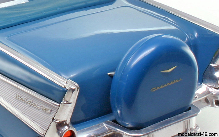 1957 - Chevrolet Bel Air Road Legends 1/18 (Син) Багажник / Отварящи се фарове