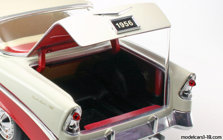 1956 - Chevrolet Bel Air Road Signature 1/18 (Червен / Бял) Багажник / Отварящи се фарове