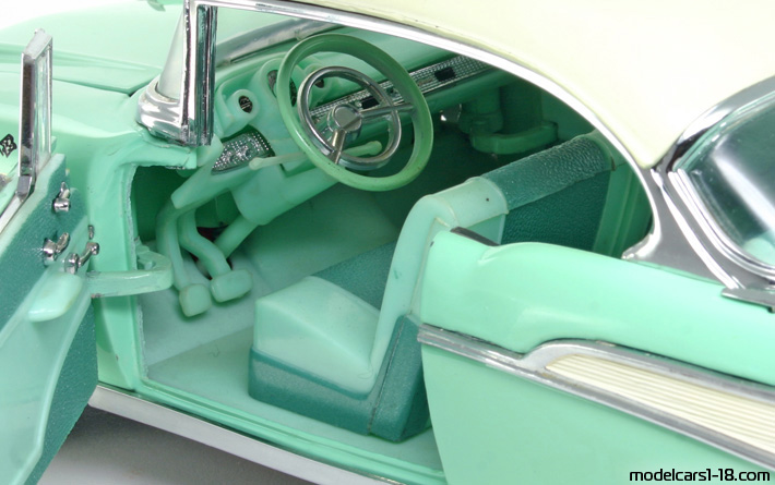 1957 - Chevrolet Bel Air ERTL 1/18 (Зелен / Бял) Интериор арматурно табло