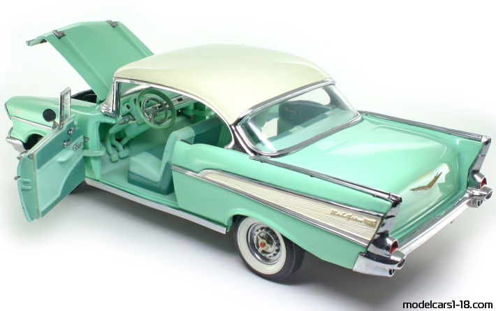 1957 - Chevrolet Bel Air ERTL 1/18 (Зелен / Бял) Отваряеми части