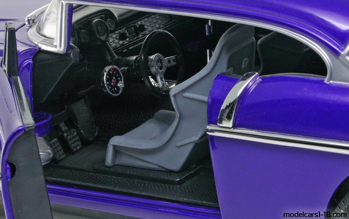 1957 - Chevrolet Bel Air Hot Wheels 1/18 (Лилав) Интериор арматурно табло